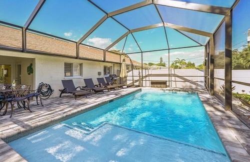 Naples Park House | Casa Del Mare at the Beach 2 bd rms W King Beds