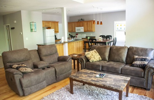 Hayesville Cabin | Casa del Rio 3 bedroom cabin with hot tub and internet on the Hiwassee River
