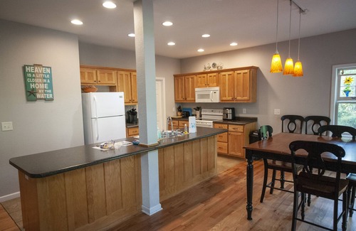 Hayesville Cabin | Casa del Rio 3 bedroom cabin with hot tub and internet on the Hiwassee River