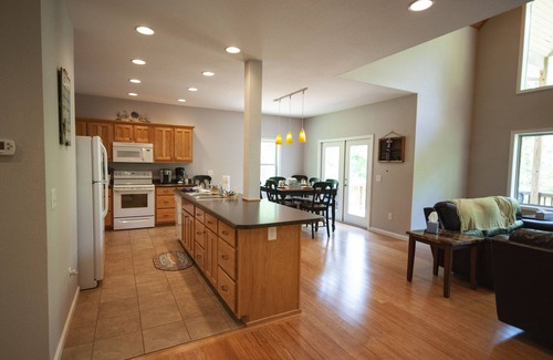 Hayesville Cabin | Casa del Rio 3 bedroom cabin with hot tub and internet on the Hiwassee River