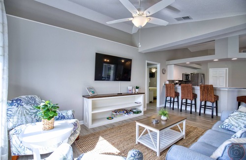 Broadmoor House | CASA DEL SOL-Heated pool. Bright, spacious, open floor plan