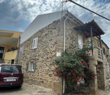 Vila Real House | Casa do fundo do povo