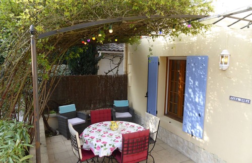 Rognonas Cottage | "Casa Dora" - sleeps 4, 2bed 2bath self catering Apartment heart of Provence
