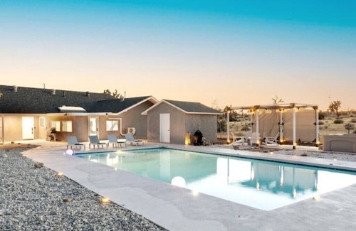 Yucca Valley Villa | Casa Dorado: Modern Desert Oasis w/Pool, Spa on 5 Acres + Views - Sleeps 15!nn