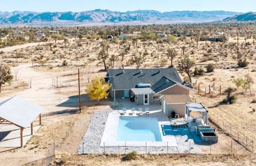 Yucca Valley Villa | Casa Dorado: Modern Desert Oasis w/Pool, Spa on 5 Acres + Views - Sleeps 15!nn