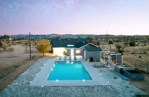Yucca Valley Villa | Casa Dorado: Modern Desert Oasis w/Pool, Spa on 5 Acres + Views - Sleeps 15!nn
