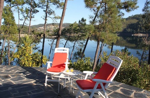 Tomar House | Casa Dos Vidros - Lakefront Charmer Villa
