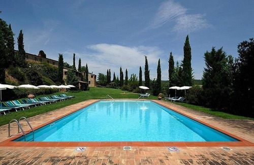 Santarello House | Casa Emide B: A graceful apartment in a history-rich eighteenth-century estate, with Free WI-FI.