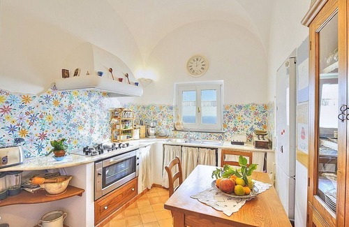 Praiano House | Casa Eralda: A bright and sunny apartment which faces the sun and the sea, with Free WI-FI.
