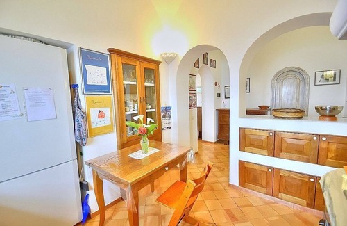 Praiano House | Casa Eralda: A bright and sunny apartment which faces the sun and the sea, with Free WI-FI.