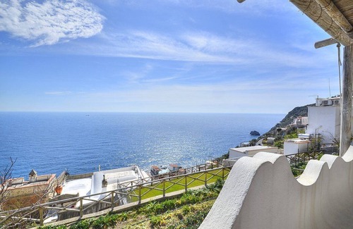 Praiano House | Casa Eralda: A bright and sunny apartment which faces the sun and the sea, with Free WI-FI.