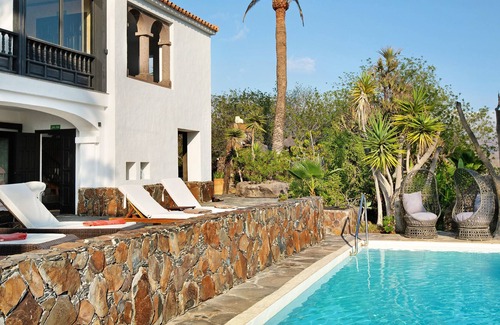 Monte Leon Villa | Casa León Vivienda Vacacional' with sea and mountain views, pool and wifi