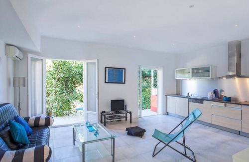 Erbalunga Apartment | Casa Estel - Blue, apartment in downtown of Erbalunga