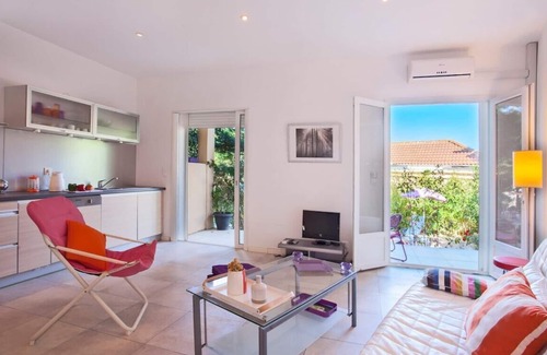 Erbalunga Apartment | Casa Estel - Pink, apartment in downtown of Erbalunga