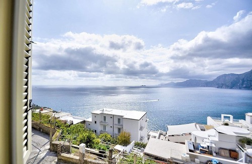 Praiano House | Casa Farfalla: A bright apartment that is part of a villa which faces the sun and the sea, with Free WI-FI.