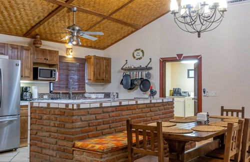 Zaragoza House | Casa Fiesta sleeps 12-walk to town, 3 min walk to beach. Pool