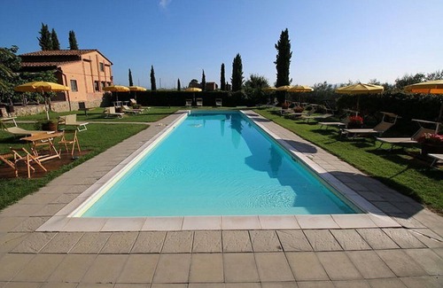 Castiglione del Lago House | Casa Flora A: A characteristic and welcoming two-story apartment that is part of a villa surrounded by the greenery, with Free WI-FI.