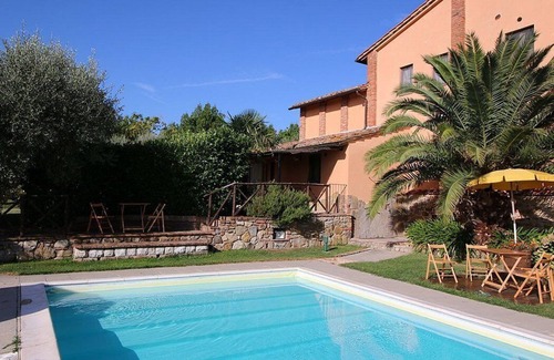 Castiglione del Lago House | Casa Flora I: A characteristic and welcoming apartment that is part of a villa surrounded by the greenery, with Free WI-FI.
