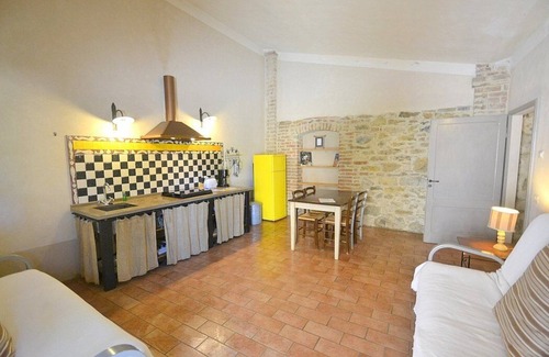 Castiglione del Lago House | Casa Flora M: A characteristic and welcoming apartment that is part of a villa surrounded by the greenery, with Free WI-FI.