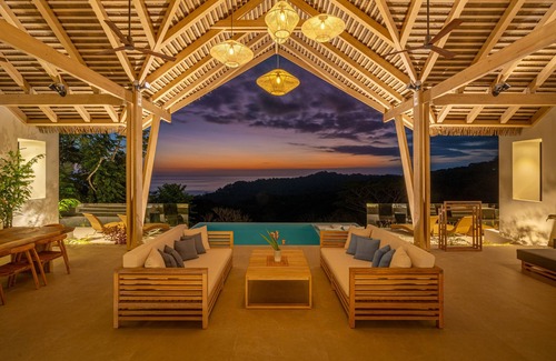 Uvita Villa | Casa Frenchie: Luxury Oceanview Jungle Villa 12pp