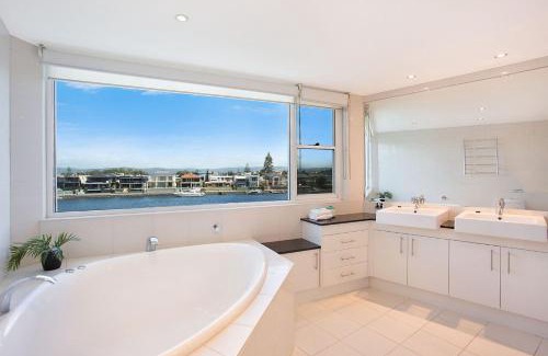 Surfers Paradise House | Casa Grande On The Water