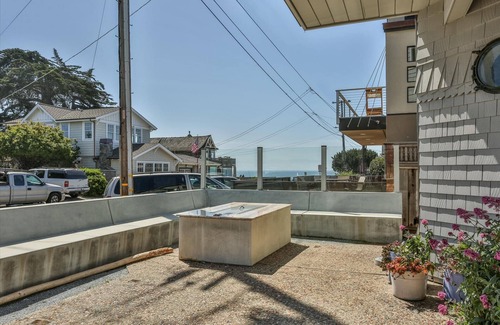 Eastside Santa Cruz House | Casa Grande overlooking Twin Lakes Beach