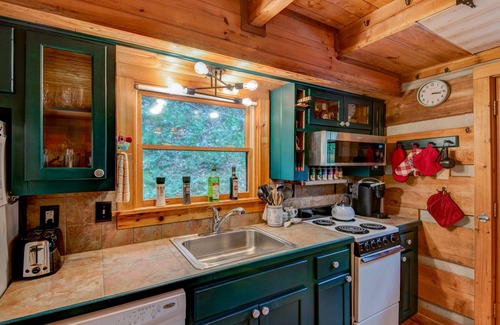 Boone Cabin | Casa Haven - Romantic forest cabin with hot tub and creek!
