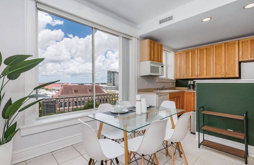Downtown Historic District Apartment | Casa Historia: Sleek 2B apt UNIQUE spot downtown