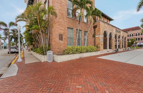 Downtown Historic District Apartment | Casa Historia: Sleek 2B apt UNIQUE spot downtown