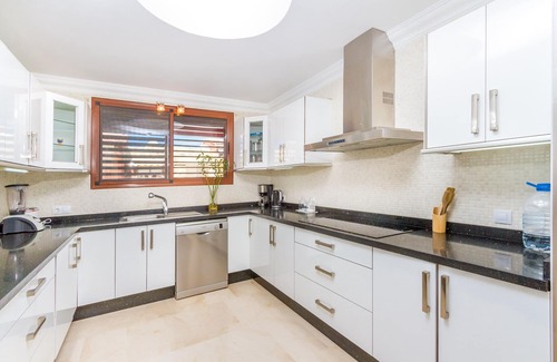 Mogan Villa | Casa Holmston Anfi Tauro. Great design, views, private hot tub & communal pool.