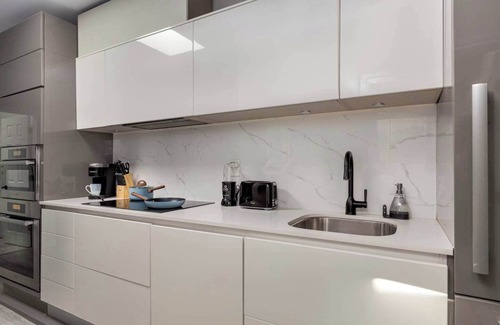 Leslieville Hotel | Casa Hotel Elegant Suite w Patio, BBQ Grill!