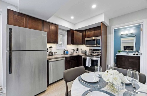 Bracondale Hill Hotel | Casa Hotel: Stylish Modern Family Suite w Patio