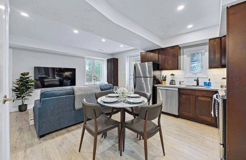 Bracondale Hill Hotel | Casa Hotel: Stylish Modern Family Suite w Patio
