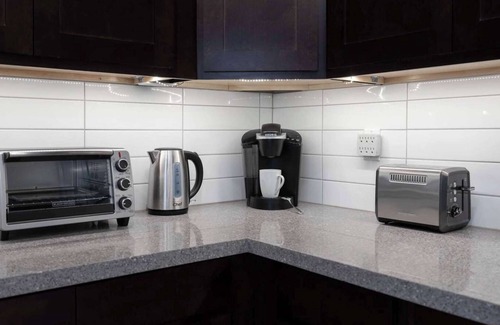 Bracondale Hill Hotel | Casa Hotel: Stylish Modern Family Suite w Patio