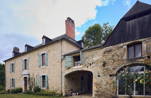 Montaut House | Casa Hourquet: nature, pool and the Pyrenees