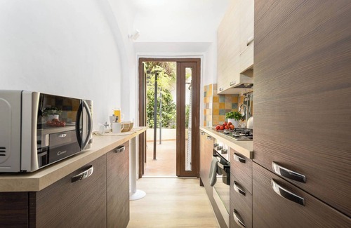 San Lorenzo Apartment | Casa Il Patio: 2 bedrooms-2 bathrooms in the heart of Florence with garden