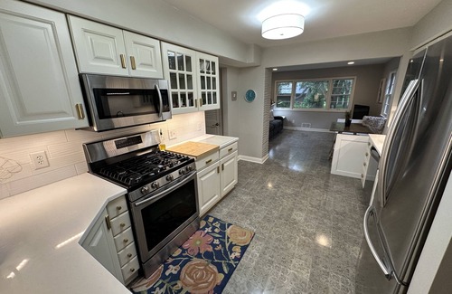 Golden Valley House | Casa Kelly (4-Bedroom Home) - Pets Allowed by RedAwning