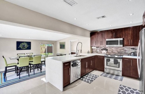 Sunset House | Casa Lani 🌅 Charming Stylish Modern Fort Lauderdale Suburban Home - HEATED Pool