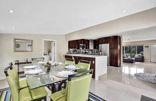 Sunset House | Casa Lani 🌅 Charming Stylish Modern Fort Lauderdale Suburban Home - HEATED Pool