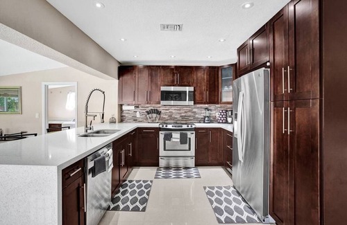 Sunset House | Casa Lani 🌅 Charming Stylish Modern Fort Lauderdale Suburban Home - HEATED Pool