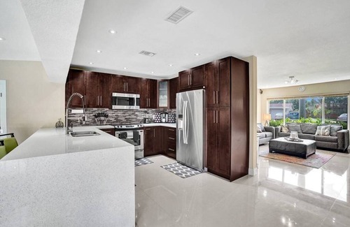 Sunset House | Casa Lani 🌅 Charming Stylish Modern Fort Lauderdale Suburban Home - HEATED Pool