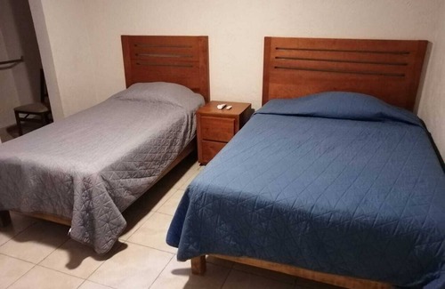 Xochitepec House | Casa Las Golondrinas cuenta con alberca privada y suites con baño completo y AC.
