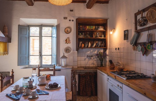 Rigomagno House | Casa Lauretta with garden on medieval walls