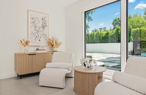 Encino House | Casa Leona - Modern Masterpiece Behind Private Gates w/Pool & Chef's Kitchen