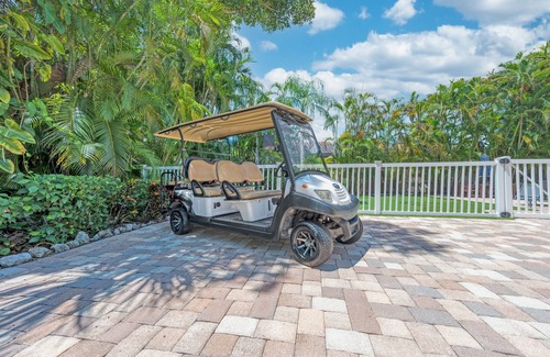 Bay Isle House | Casa Leone | Pet Friendly 🐶 on Siesta Key w/Private Heated Pool, Golf Cart, & Putting Green!