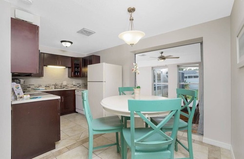 Englewood South Apartment | Casa Loma-Close to the Beaches