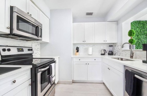 Hallandale Beach Apartment | Casa Luna | Tropical Pool | Minutes to the Beach