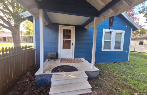 Tomball Cottage | Casa Lynda - a Charming 2-bedroom cottage in the heart of Tomball