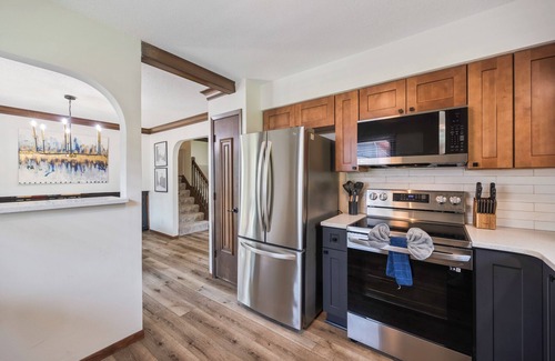 Des Moines House | Casa Mackie - Sophisticated Split Level, 5 Bedroom, 3 Bathroom