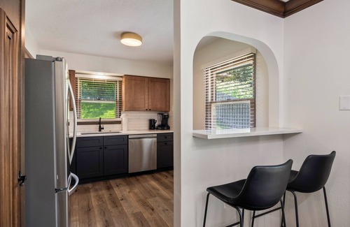 Des Moines House | Casa Mackie - Sophisticated Split Level, 5 Bedroom, 3 Bathroom